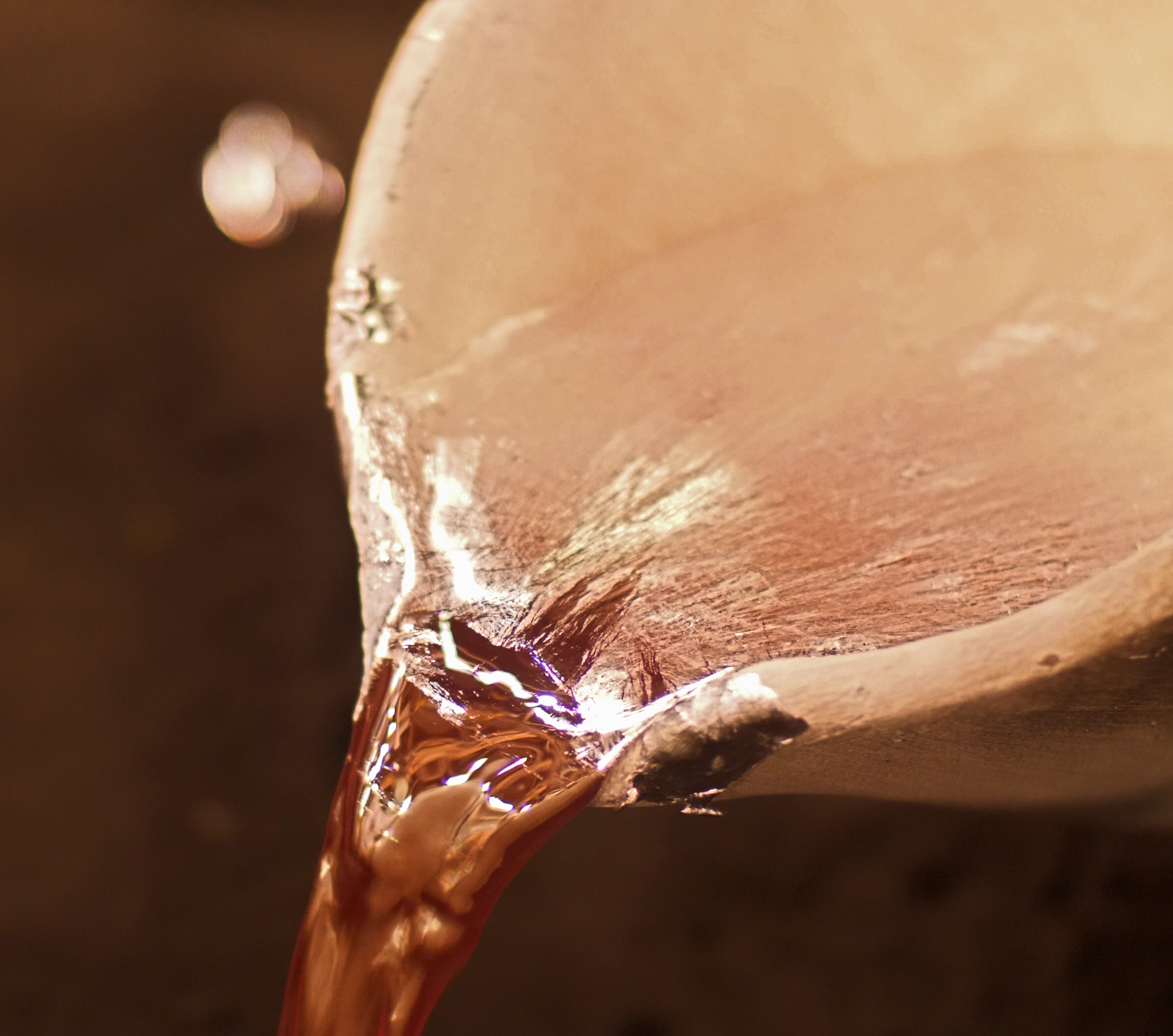 Pouring molten aluminum to make an aluminum cast product